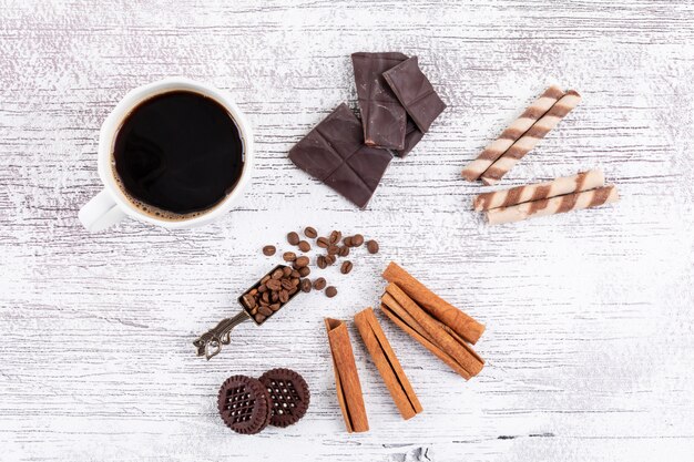 쿠키와 초콜릿 화이트 테이블에 상위 뷰 커피 컵
