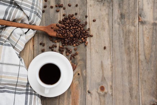 木製の背景上のトップビューコーヒーカップ