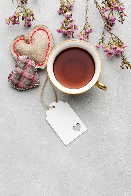 Foto gratuita tazza da caffè vista dall'alto e piccolo regalo