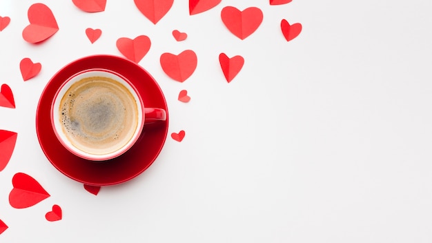 Вид сверху кофе и бумажные сердечки на день Святого Валентина