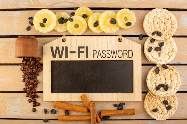 Una vista dall'alto semi di caffè con ananas essiccato cannella e cracker sul tavolo rustico crema di semi di caffè bevanda foto granello di grano