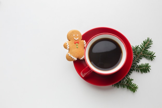 Foto gratuita vista dall'alto caffè con omino di pan di zenzero