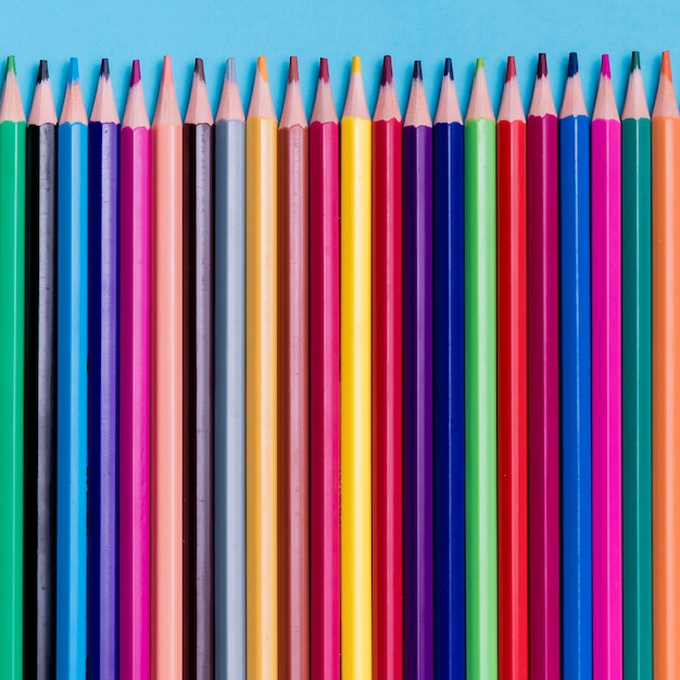 책상에 다채로운 연필의 상위 뷰 모음