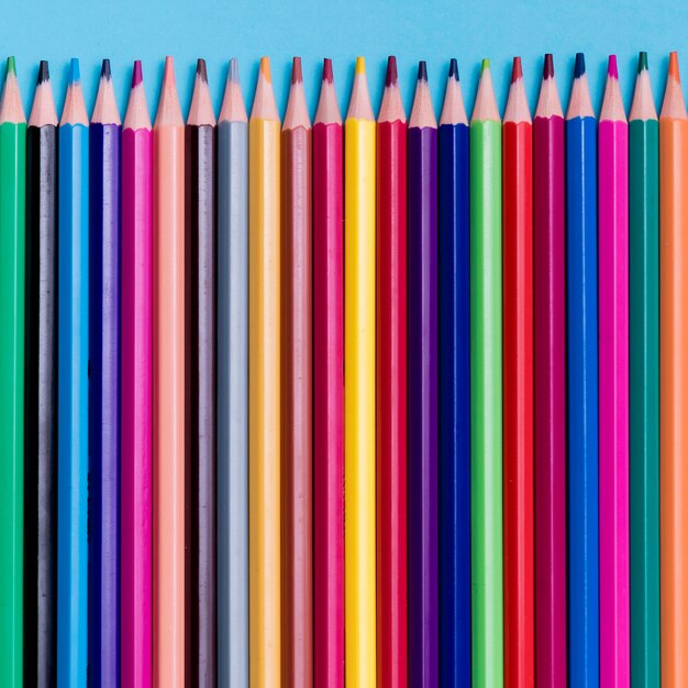책상에 다채로운 연필의 상위 뷰 모음