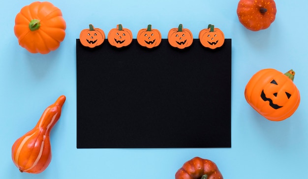 Foto gratuita vista dall'alto raccolta di elementi di halloween