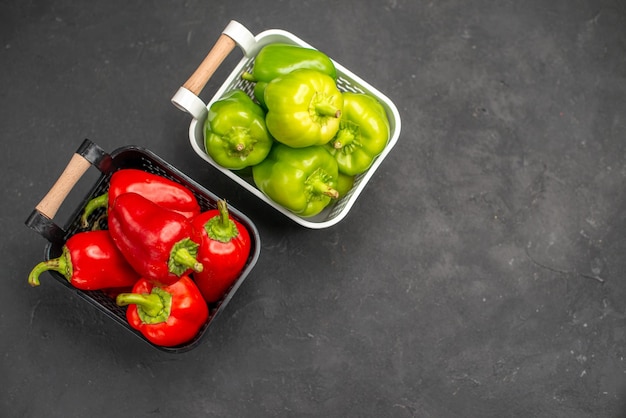 Free photo top view colored bell-peppers spicy vegetables on a dark background