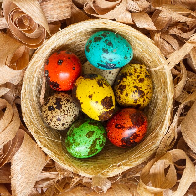 Foto gratuita vista dall'alto di uova colorate per la pasqua nel cestino