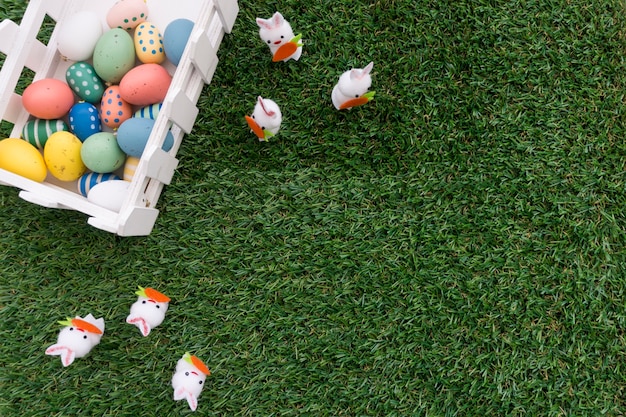 イースターの日のための着色された卵とウサギの上面図