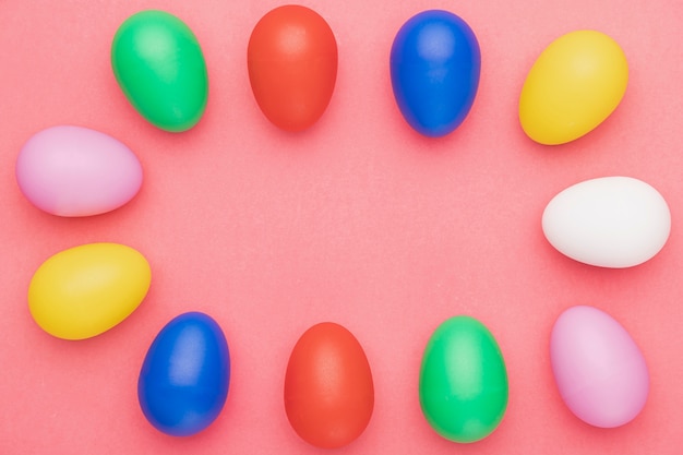 Free photo top view colored eggs on table