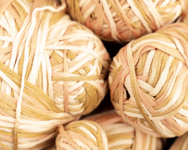 Foto gratuita vista dall'alto di gomitoli di lana colorata