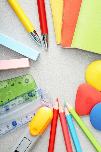 Foto gratuita vista dall'alto di un colorato assortimento di materiale scolastico