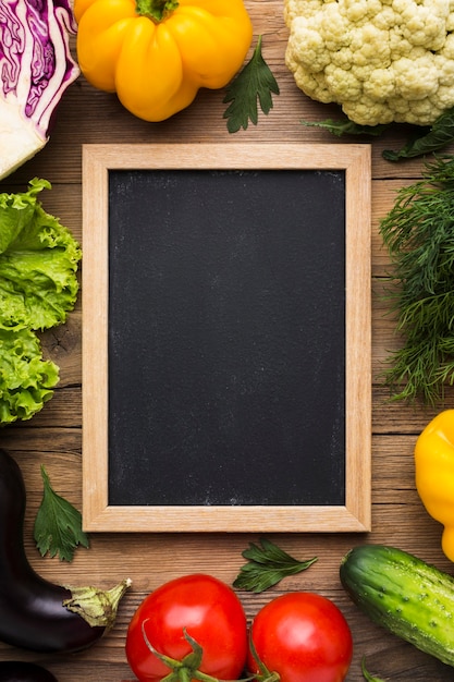 上面図野菜と黒板のカラフルな背景