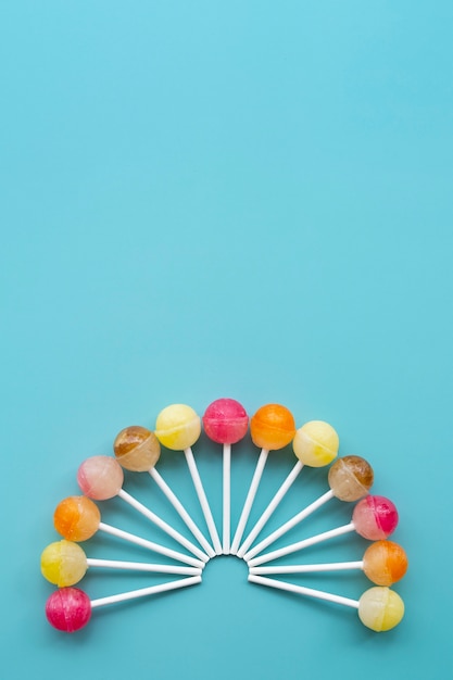 Free photo top view colorful ball lollipops