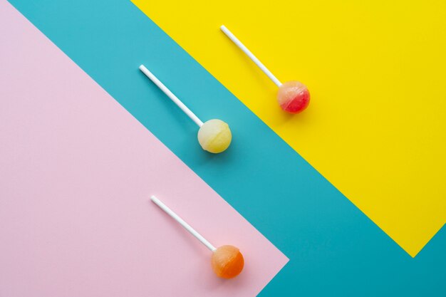 상위 뷰 다채로운 공 막대 사탕