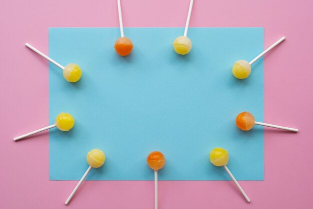 상위 뷰 다채로운 공 막대 사탕