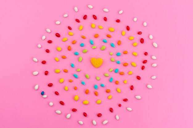 분홍색 원을 형성하는 상위 뷰 다채로운 사탕