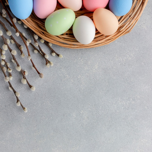 Foto gratuita vista superiore della merce nel carrello variopinta delle uova di pasqua con i fiori e lo spazio della copia