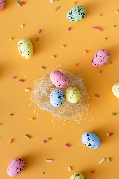 Free photo top view colorful easter eggs on the table