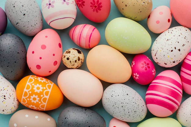 Foto gratuita vista dall'alto di uova di pasqua colorate