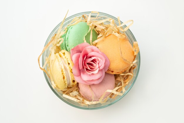 상위 뷰 다채로운 프랑스 마카롱 라운드 흰색, 케이크 비스킷 색상에 둥근 유리 안에 맛있는 형성