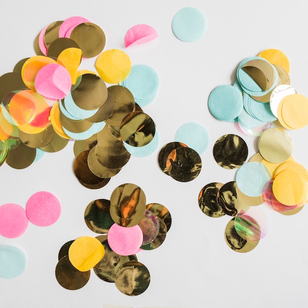 Free photo top view colorful golden confetti