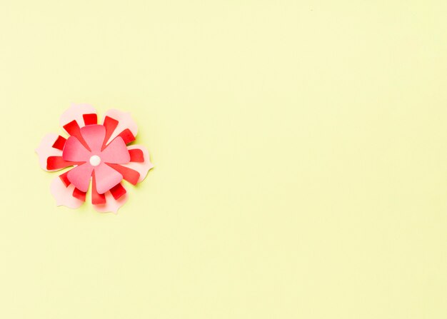 Взгляд сверху красочного бумажного цветка весны с космосом экземпляра