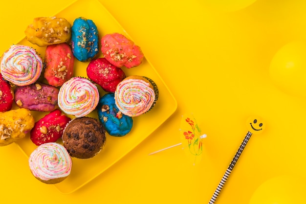 Foto gratuita piatto di pasticcini colorati vista dall'alto