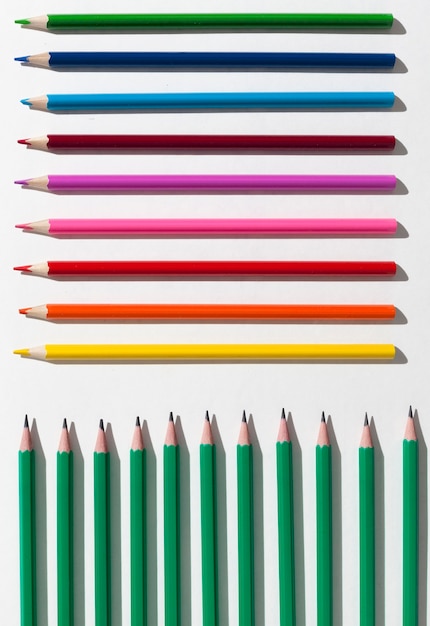 Foto gratuita assortimento di matite colorate vista dall'alto