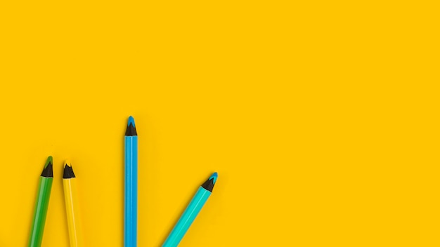 베이비 샤워를위한 다채로운 연필의 상위 뷰
