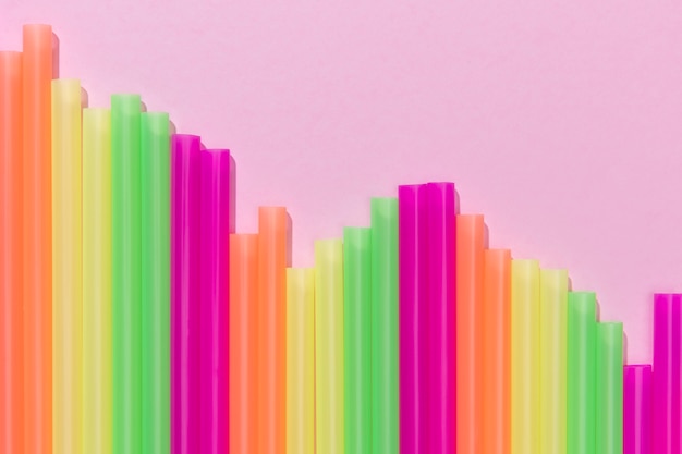 Вид сверху на разноцветные пластиковые соломинки