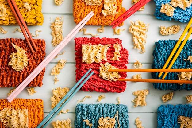 Foto gratuita vista dall'alto di ramen colorati e bacchette