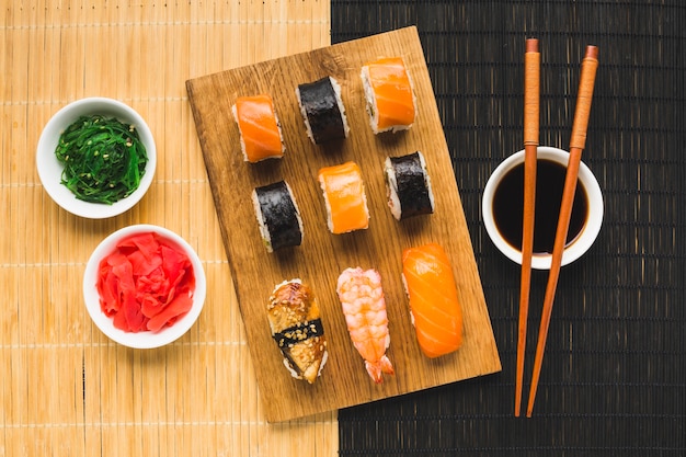 Foto gratuita vista dall'alto coloratissimi sushi placcatura