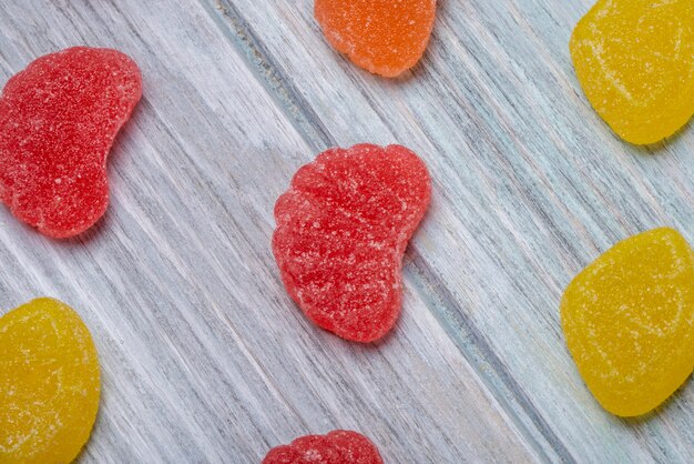 소박한에 흩어져있는 다채로운 맛있는 마멀레이드 사탕의 상위 뷰