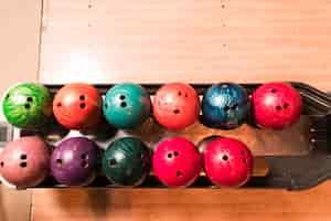 Foto gratuita palle da bowling colorate vista dall'alto