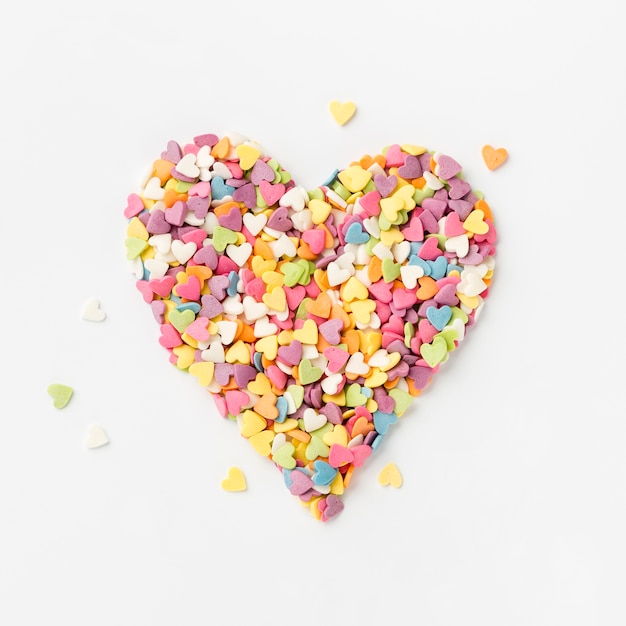 Vista dall'alto di zuccherini colorati a forma di cuore