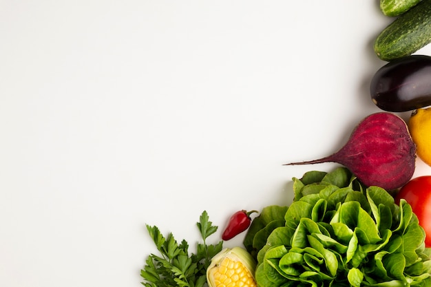 Бесплатное фото Вид сверху красочные овощи на белом фоне с копией пространства