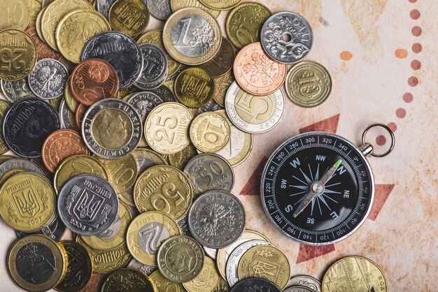 Вид сверху компас и монет