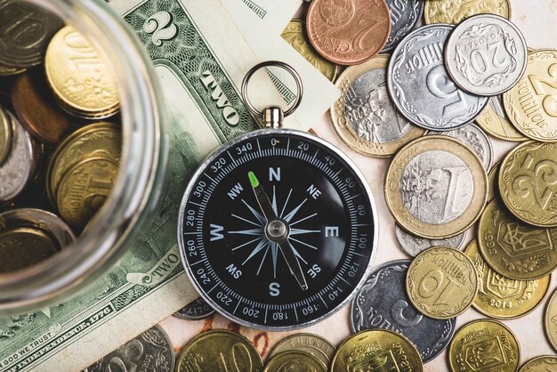 Вид сверху компас и деньги готовы путешествовать