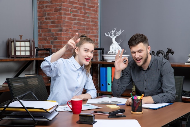 Free photo top view of concentrated and motivated skilled workers brainstorming one issue in the office