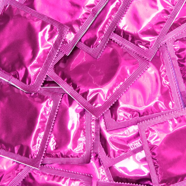 핑크 포장지의 평면도 콘돔