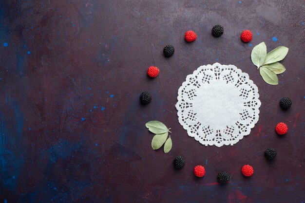 Free photo top view of confiture berries circled on dark surface