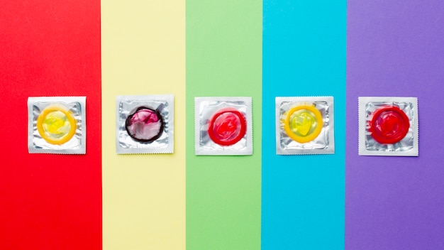 Вид сверху контрацепции методом композиции на фоне радуги