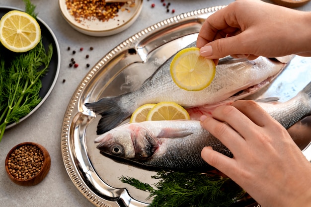 Бесплатное фото Вид сверху повар чистит рыбу на кухне