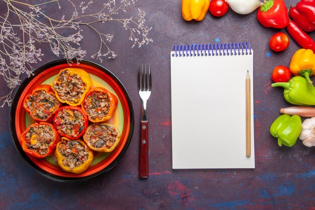 Free photo top view cooked bell-peppers with different seasonings on grey surface food beef dolma vegetables meat