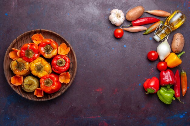 Vista dall'alto peperoni cotti con verdure fresche sulla superficie scura cibo dolma carne vegetale pasto