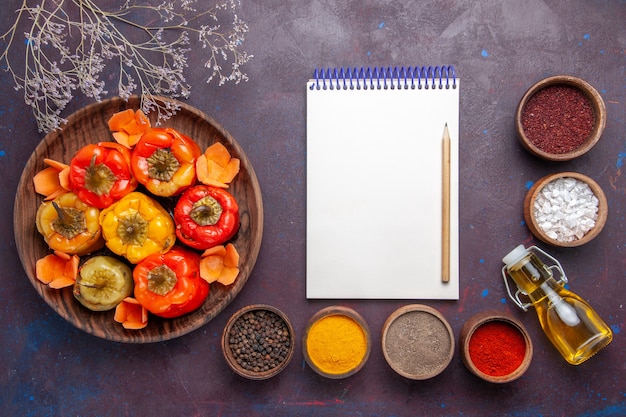 Free photo top view cooked bell-peppers with ground meat and different seasonings on dark desk meat vegetable beef meal food