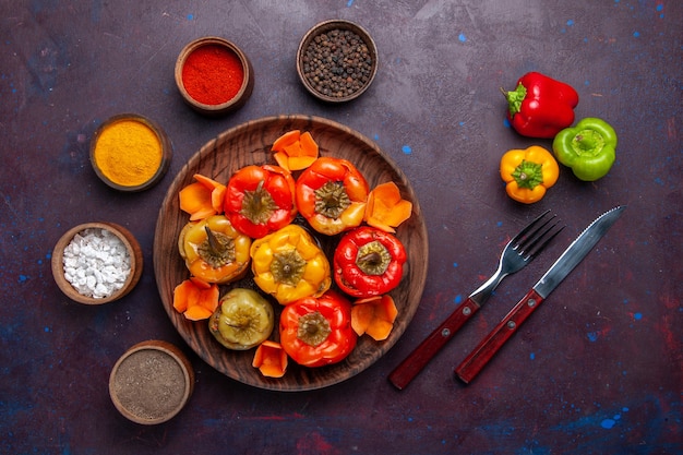 Foto gratuita vista dall'alto peperoni cotti con carne macinata e condimenti sulla superficie grigia cibo pasto carne cucina vegetale