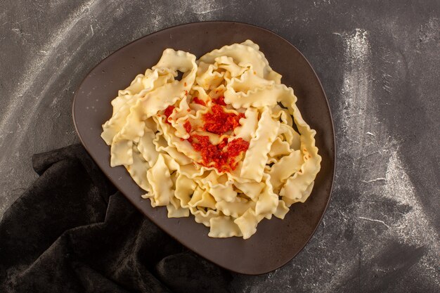 平面図は、灰色のテーブルフード食事イタリアンパスタのプレート内トマトソースのイタリアンパスタを調理