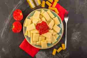 Free photo a top view cooked italian pasta with tomato sauce inside plate with olive oil