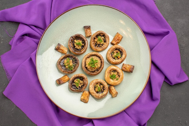 보라색 조직 요리 식사 요리 버섯 저녁 식사에 접시 내부의 상위 뷰 요리 버섯